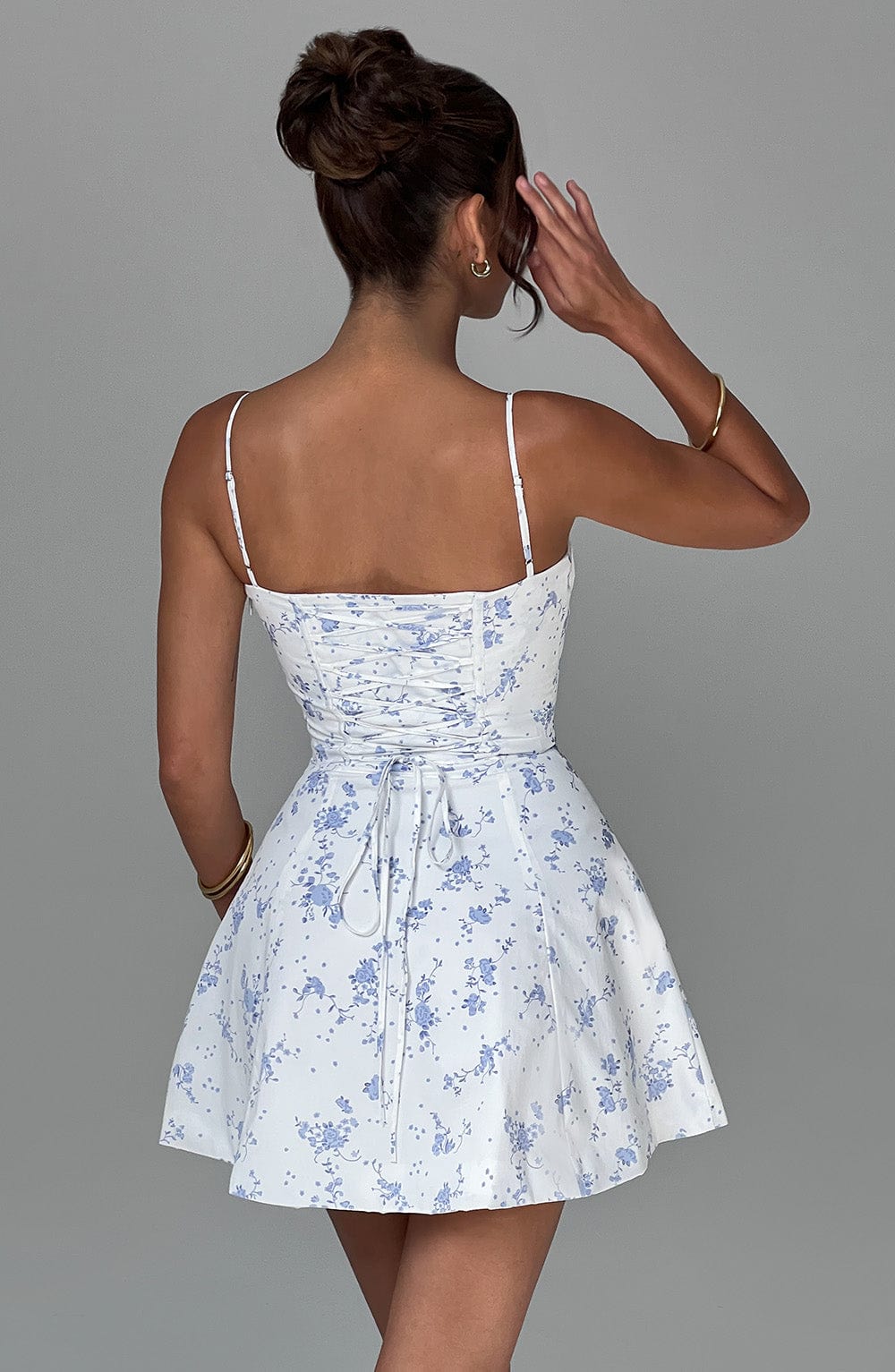 Robe courte en dentelle - Imprimé fleuri bleu